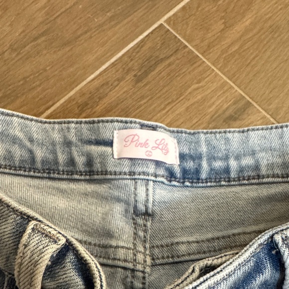 Pink Lily Large Light Wash Distressed Denim Women Shorts - Picture 2 of 5